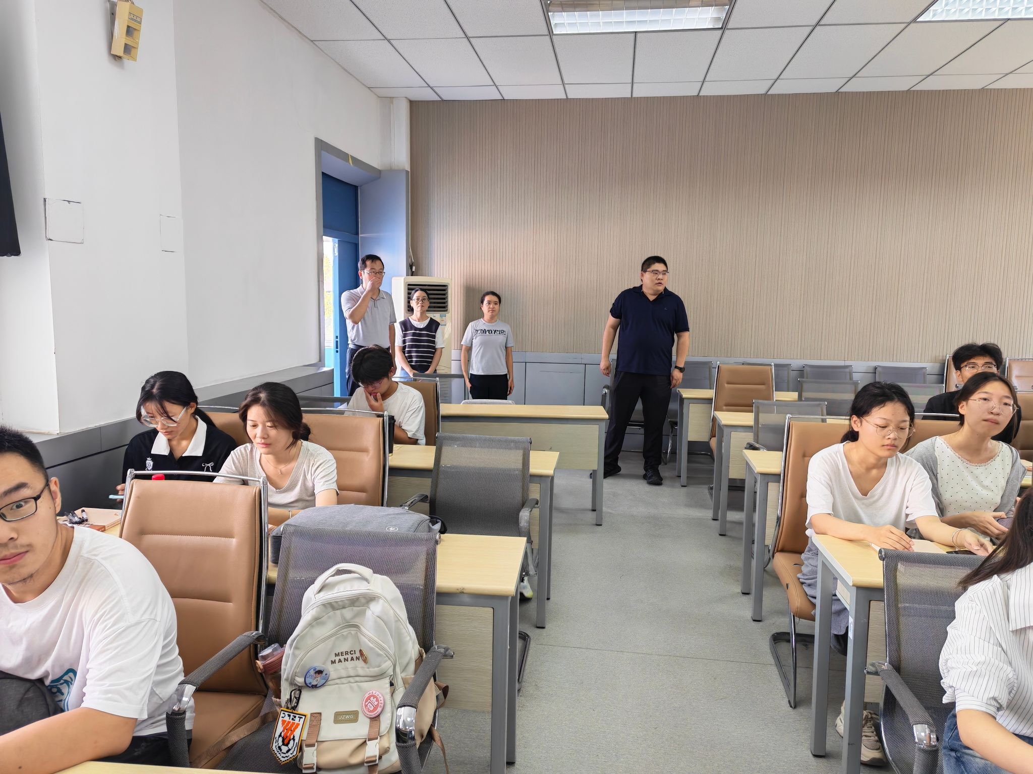 学院开展新学期开学第一课查课工作