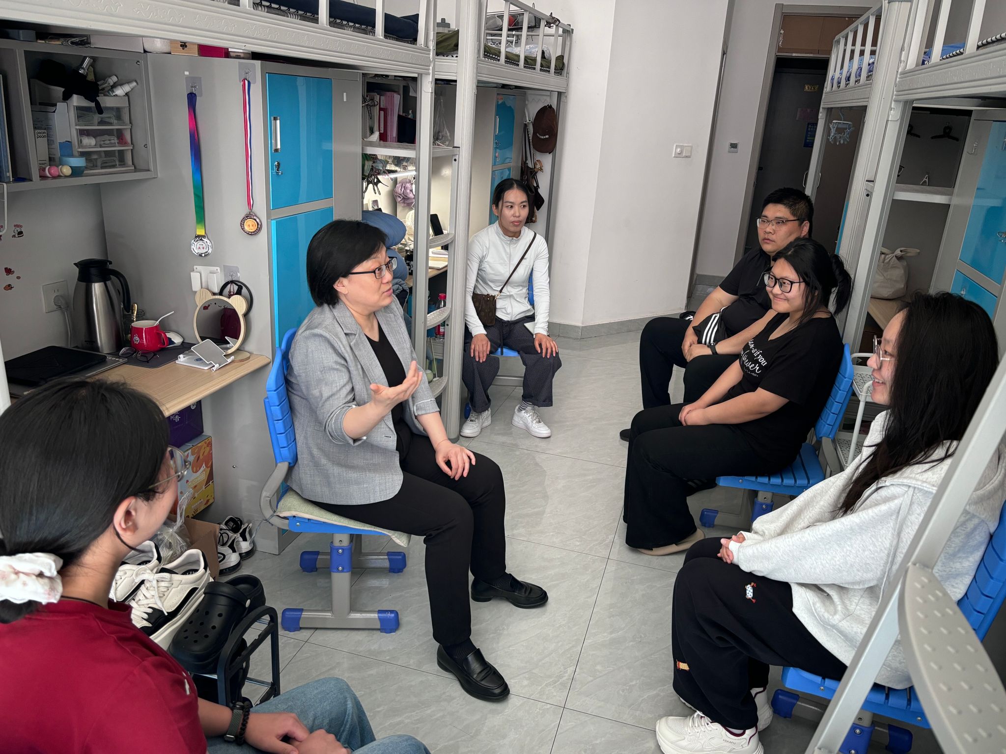 我院党总支书记殷丽一行深入学生宿舍调研走访