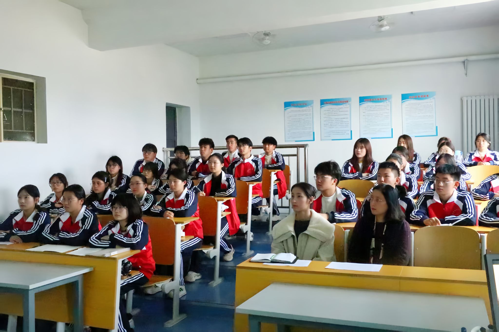 校党委委员、副校长吕宏凌参加2025级护理学一班主题班会