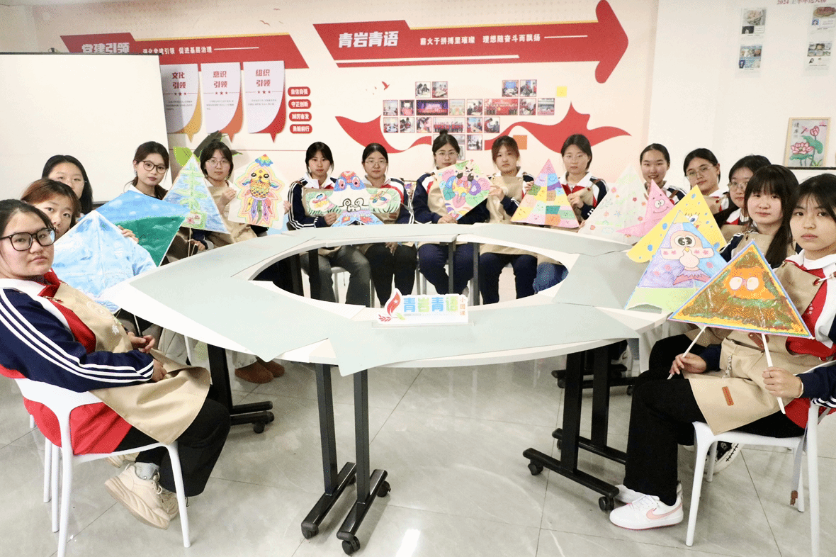 学校党委委员、副校长吕宏凌参加我院“青岩青语”团课活动并走访学生宿舍