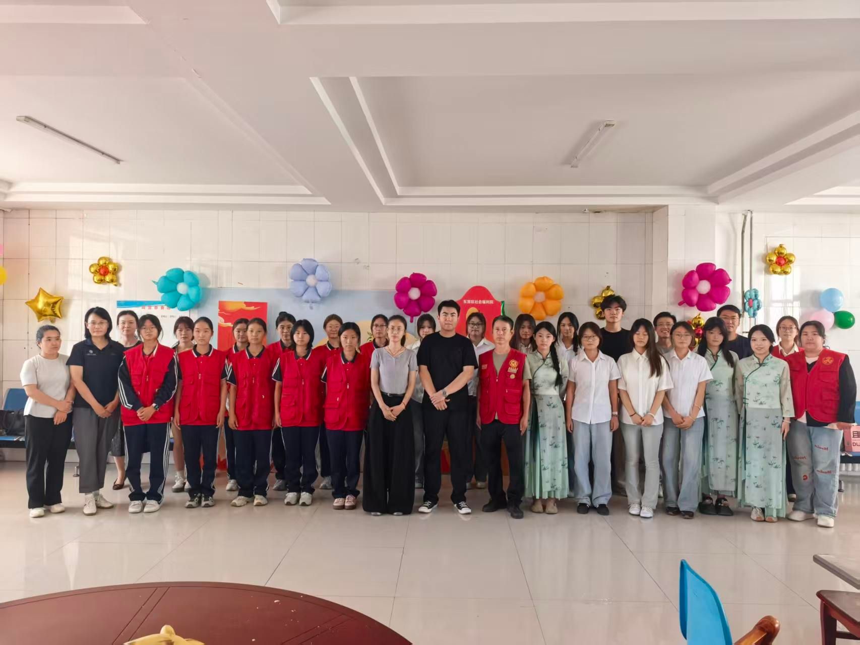 我院组织学子赴东营区社会福利中心开展药师节敬老志愿服务活动