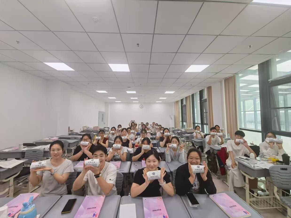 月满中秋，情暖学子——我院为2023级实习生发放中秋月饼