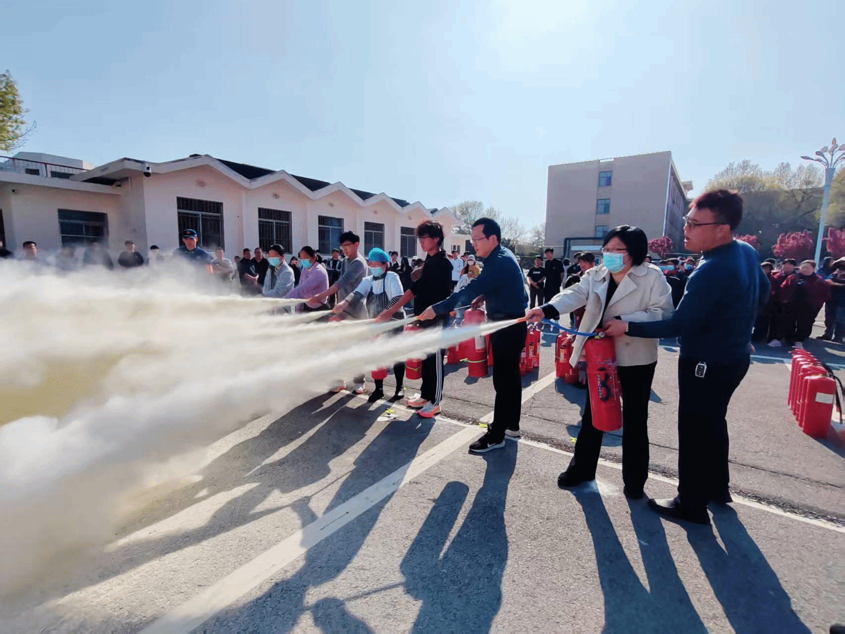 我院师生参加校园防火应急演习