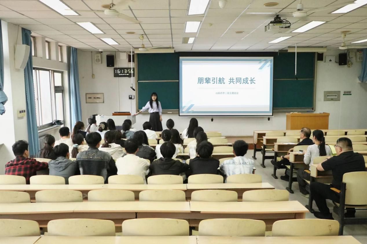 朋辈引航，共同成长——校党委委员、纪委书记张崇广参加我院2025级药学二班主题班会