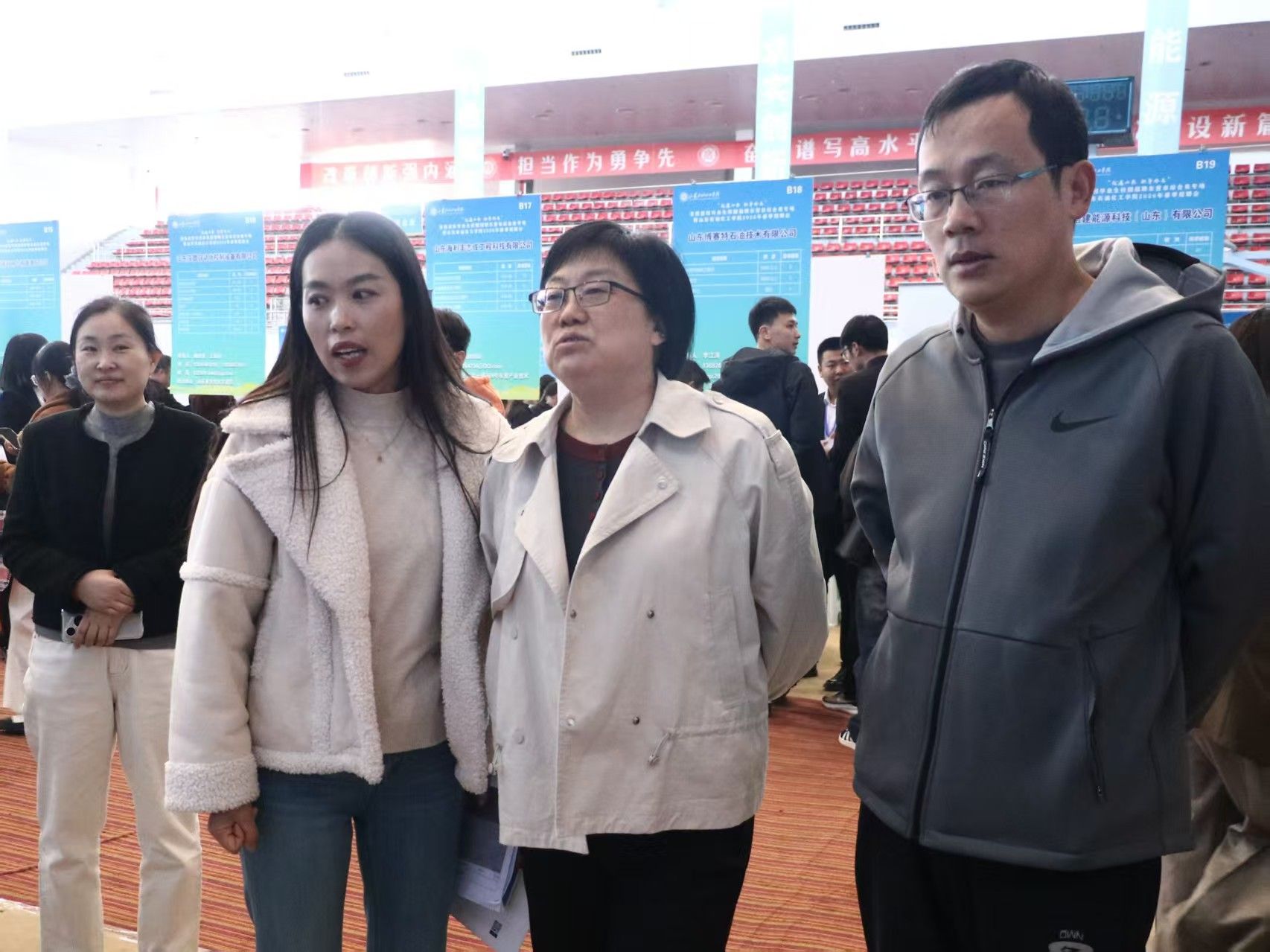 学院领导带队深入招聘会现场开展 “访企拓岗” 行动